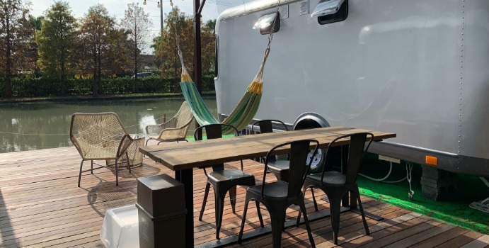 可能是家具和室內的圖像